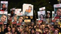 משתתפים בעצרת בכיכר החטופים. באחד השלטים מוצג ציור של החטופה שירי ביבס עם ילדיה כפיר ואריאל, שחטופים אף הם  (צילום: פאולינה פטימר)
