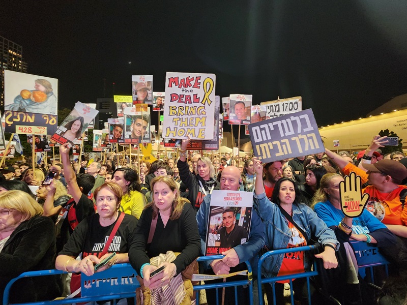 ההפגנה בכיכר החטופים בתל אביב (צילום: מרסלו שניידרמן) ההפגנה בכיכר החטופים בתל אביב (צילום: מרסלו שניידרמן)