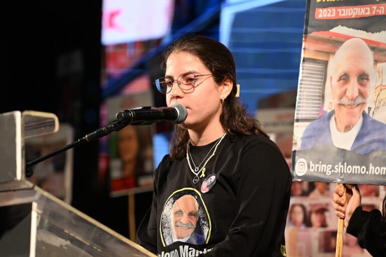 נועם ספיר נכדתו של החטוף שלמה מנצור ז"ל, בעצרת בכיכר החטופים (צילום: פאולינה פטימר)