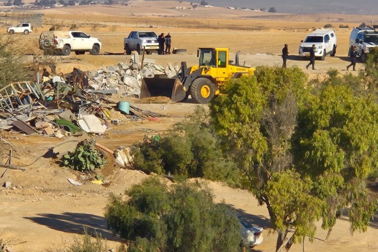 הריסת הכפר אום מתנאן. "אנחנו לא זזים מפה" (צילום: המועצה לכפרים לא מוכרים בנגב)