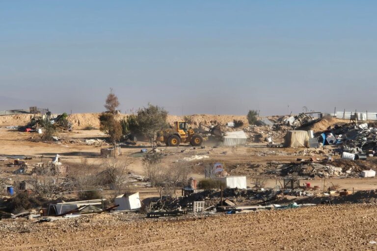 הריסת הכפר אום מתנאן (צילום: המועצה לכפרים לא מוכרים בנגב)