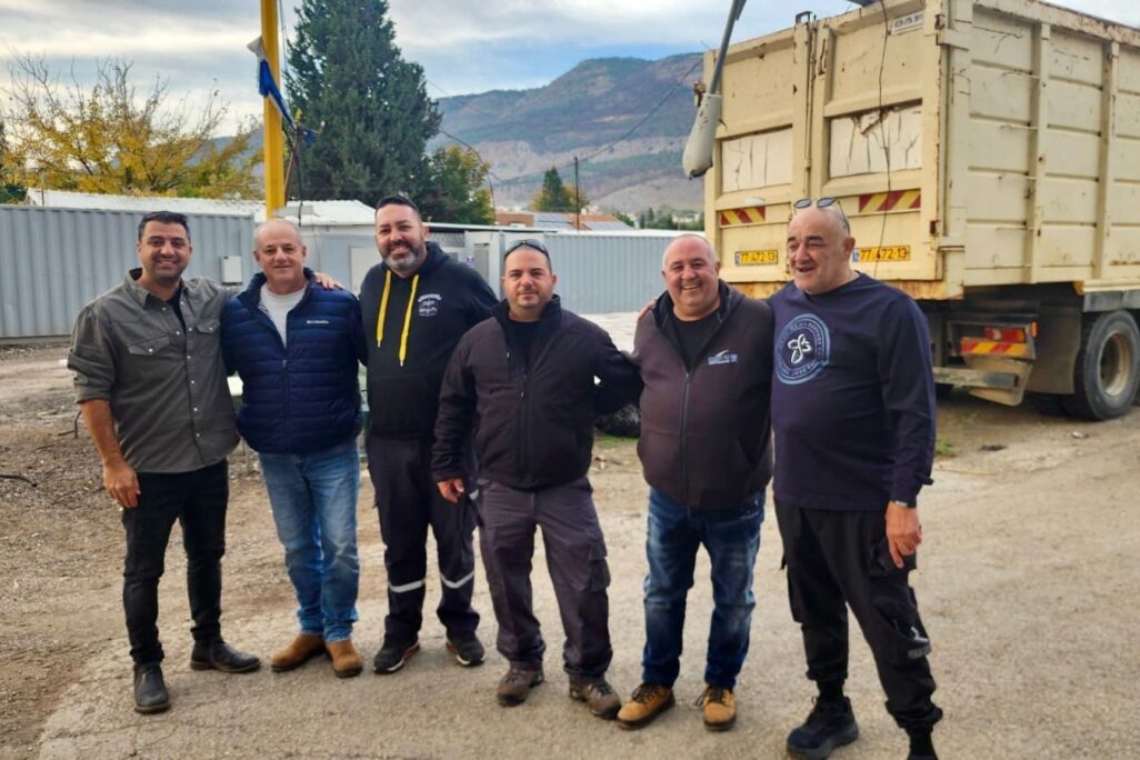 עובדי מחלקת שפ"ע מגני תקווה מסייעים בפינוי פסולת בקריית שמונה (צילום: דוברות עיריית גני תקווה) עובדי מחלקת שפ"ע מגני תקווה בקריית שמונה (צילום: דוברות עיריית גני תקווה)