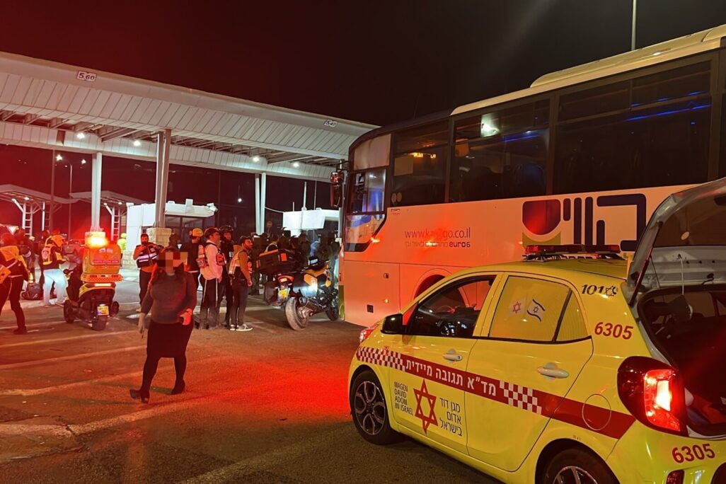 זירת הפיגוע בכביש 60 (צילום: תיעוד מבצעי מד"א) זירת הפיגוע בכביש 60 (צילום: תיעוד מבצעי מד"א)