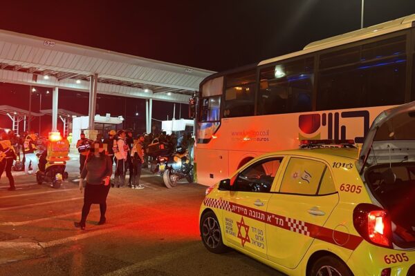 זירת הפיגוע בכביש 60 (צילום: תיעוד מבצעי מד"א)