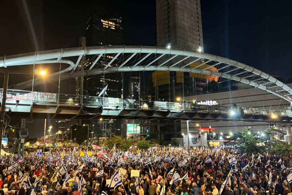 מפגינים למען החטופים סמוך לקריה (צילום: טל א.מ)