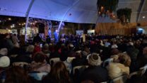 משתתפי עצרת "הנני" בקריאה להחזרת החטופים לציבור הדתי-לאומי (צילום: אור גואטה)