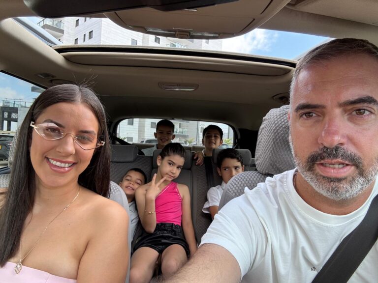 גביש עם זוגתו לינוי וילדיהם. "הבן שלי, בן 12, יש לו תחושת גאווה מטורפת, הוא הולך עם חזה מורם מגאווה" (צילום: אלבום פרטי)