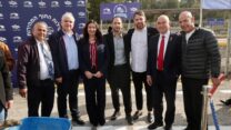 שרת התחבורה מירי רגב עם נציגי משרדה ונציגי רכבת ישראל בהשקת הפרויקט (צילום: משרד התחבורה)