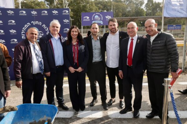שרת התחבורה מירי רגב עם נציגי משרדה ונציגי רכבת ישראל בהשקת הפרויקט (צילום: משרד התחבורה)