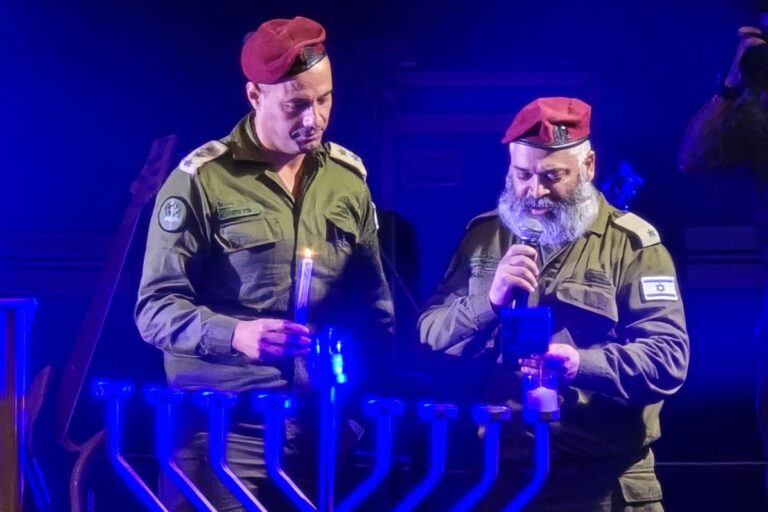 מפקד עיר הבה"דים, אל"ם ערן כהן, מדליק נר ראשון של חנוכה עם אלפי חיילים מהקורסים בבסיס ורב הבסיס, רס"ן ליאור בנימין (צילום: דובר צה"ל)
