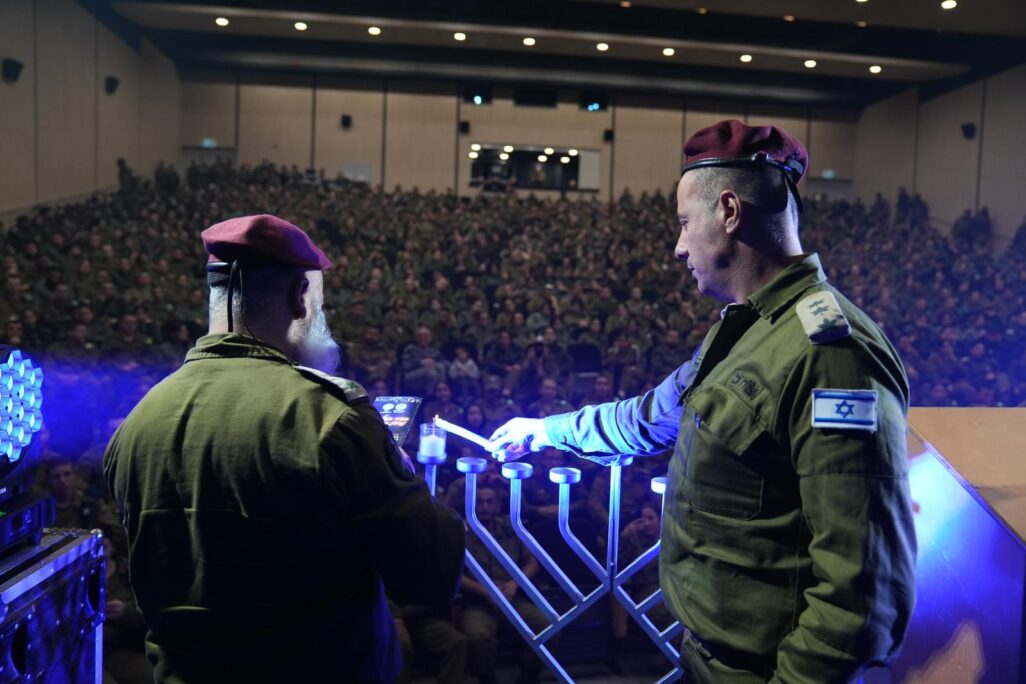 מפקד עיר הבה"דים, אל"ם ערן כהן, מדליק נר ראשון של חנוכה עם אלפי חיילים מהקורסים בבסיס ורב הבסיס, רס"ן ליאור בנימין (צילום: דובר צה"ל)