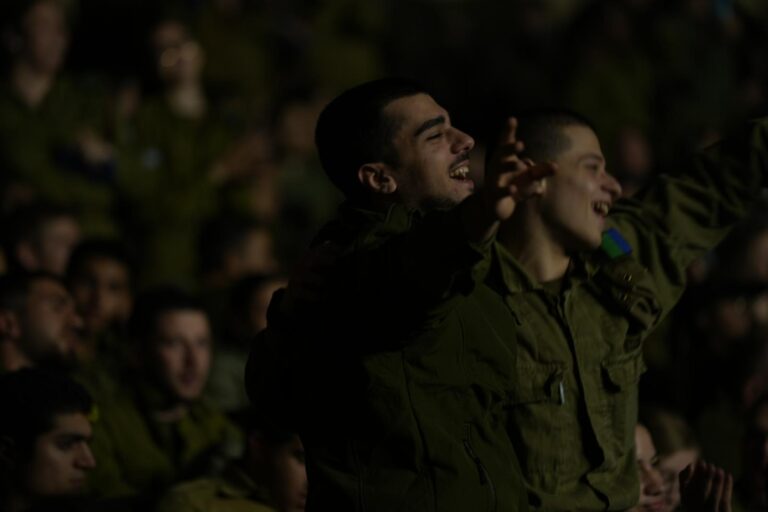חיילי עיר הבה"דים בהופעה של הזמר עקיבא בערב הדלקת נר ראשון של חנוכה (צילום: דובר צה"ל)