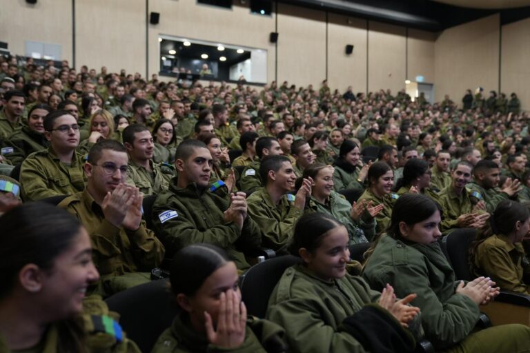 חיילי עיר הבה"דים בערב הדלקת נר ראשון של חנוכה (צילום: דובר צה"ל)