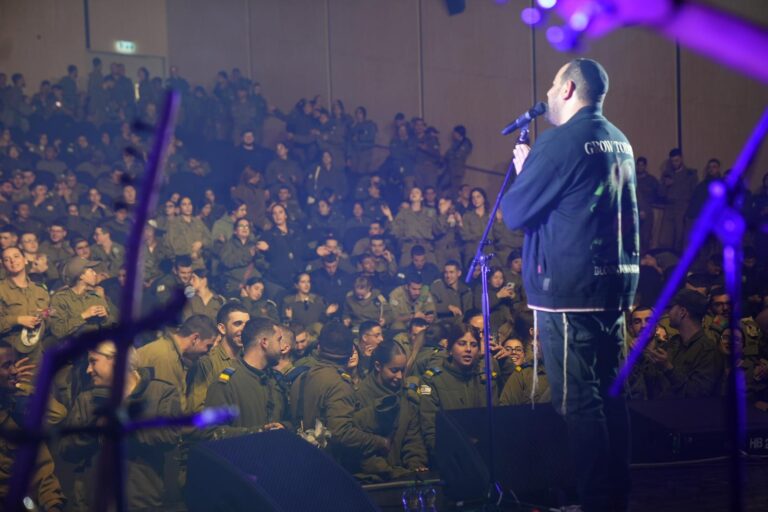 הזמר עקיבא בהופעה בערב הדלקת נר ראשון של חנוכה בעיר הבה"דים (צילום: דובר צה"ל)