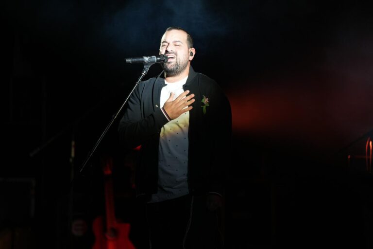 הזמר עקיבא בהופעה לפני חיילי עיר הבה"דים בהדלקת נר ראשון של חנוכה (צילום: דובר צה"ל)