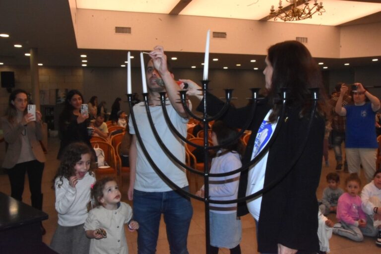 משפחת פרלמוטר מדליקה נרות (צילום: הדס יום טוב)