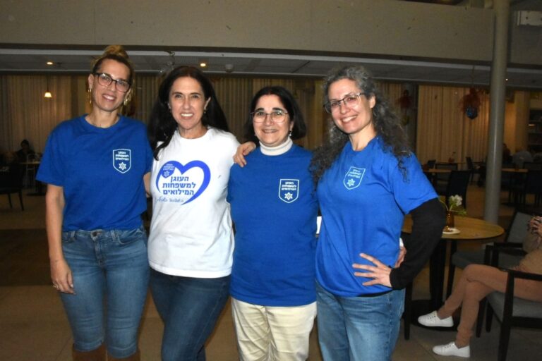 מתנדבות 'עוגן למשרתי המילואים'. "לפעמים קשה להבין כמה זה קשה לנהל משק בית בלי שותף" (צילום: הדס יום טוב)