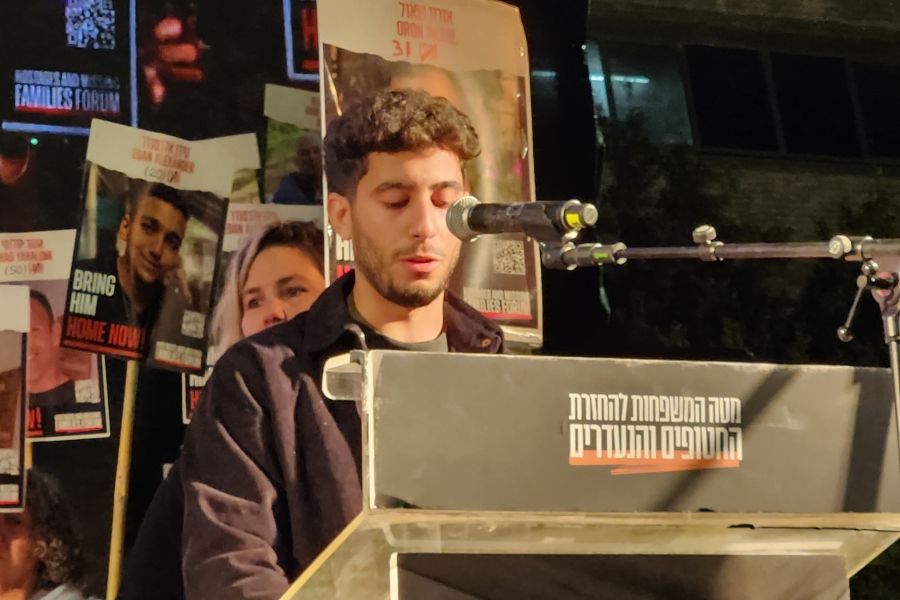 אופק שאול, אחיו של החטוף אורון שאול, בכיכר החטופים בתל אביב (צילום: מרסלו שניידרמן)