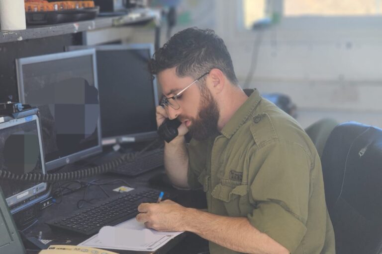 ישי בקל בחמ"ל הפלוגתי. "תחושת נחיצות והכרה שגורמת לי להרגיש יותר מוערך ופחות בודד" (צילום: אהרון זנד)