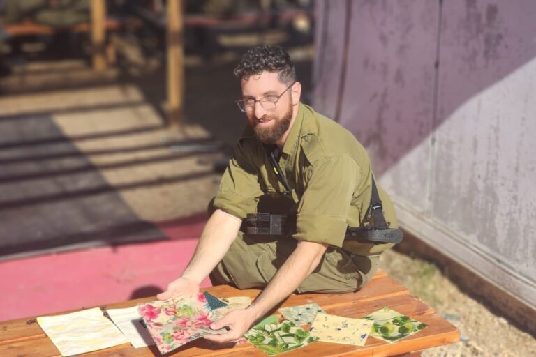 ישי בקל ומוצרי 'העוטפת'. "מאז ה-7 באוקטובר המכירות כמעט ונעצרו" (צילום: אהרון זנד)