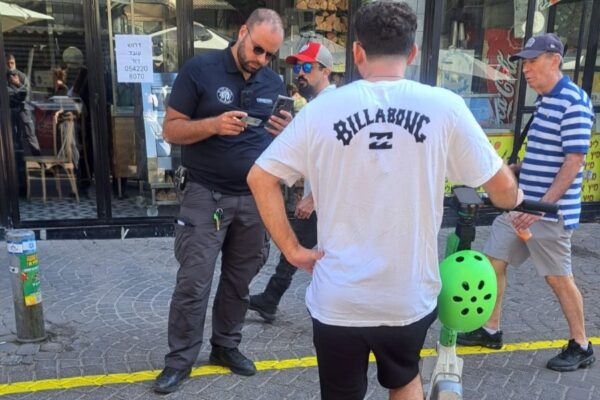 אכיפת חיוב כלים חשמליים ללוחית זיהוי (צילום: דוברות עיריית תל אביב-יפו)
