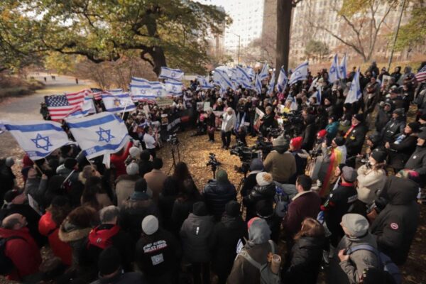 הפגנת משפחות חטופים בסנטרל פארק בניו יורק (צילום: דני טננבאום, לירי אגמי ובנימין אזולאי)