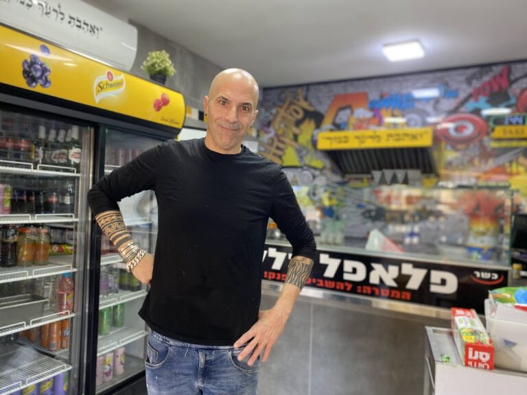 יונתן בללי בפלאפל. "לא האמנתי שהמלחמה תהיה כל כך ארוכה" (צילום: יהל פרג')
