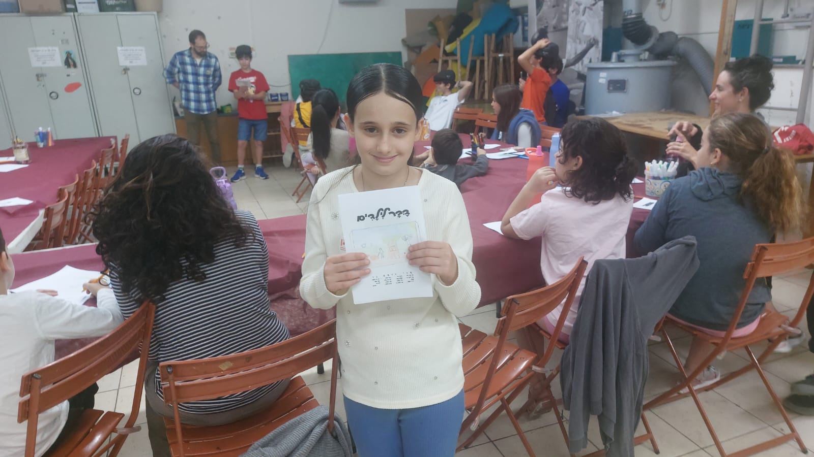 גל בת העשר מציגה את העיתון שיצרה בסדנה במוזיאון נחום גוטמן (צילום: מיכל מרנץ) גל בת העשר מציגה את העיתון שיצרה בסדנה במוזיאון נחום גוטמן (צילום: מיכל מרנץ)