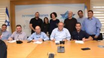 חתימה על הסכם קיבוצי לעובדי מפעל ״טבע״ בכפר סבא (צילום: דוברות ההסתדרות)