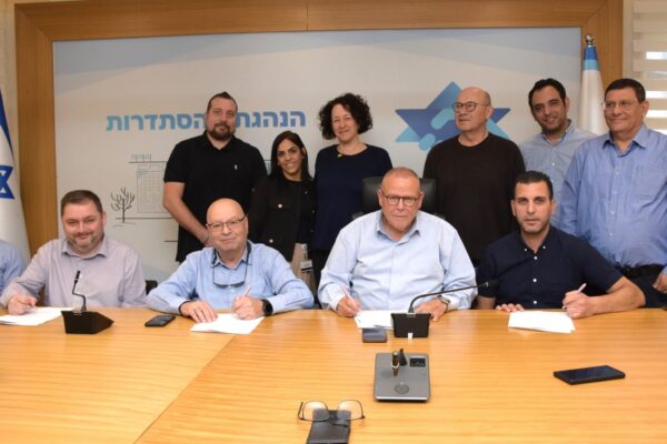 חתימה על הסכם קיבוצי לעובדי מפעל ״טבע״ בכפר סבא (צילום: דוברות ההסתדרות)