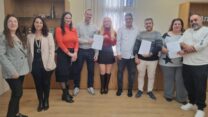 עובדי ליקורד עם נציגי ההסתדרות וההנהלה (צילום: דוברות ההסתדרות)
