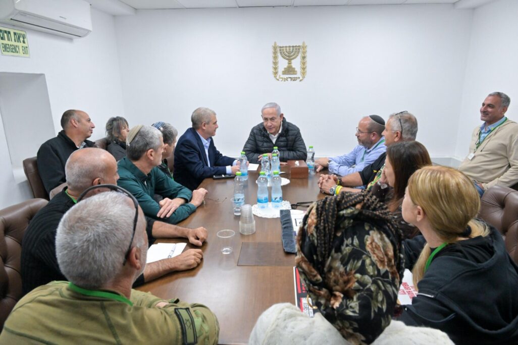 ראש הממשלה נתניהו בפגישה עם משפחות חטופים (צילום: קובי גדעון/ לע״מ) ראש הממשלה נתניהו בפגישה עם משפחות חטופים (צילום: קובי גדעון/ לע״מ)