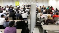 קהל מופרד מגדרית צופה בהרצאה של אהרן ברק בקריה האקדמית אונו, אפריל 2018 (צילום: הקריה האקדמית אונו)