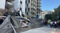 זירת קריסת הפיגומים באתר בנייה בהוד השרון (צילום: תיעוד מבצעי מד"א)