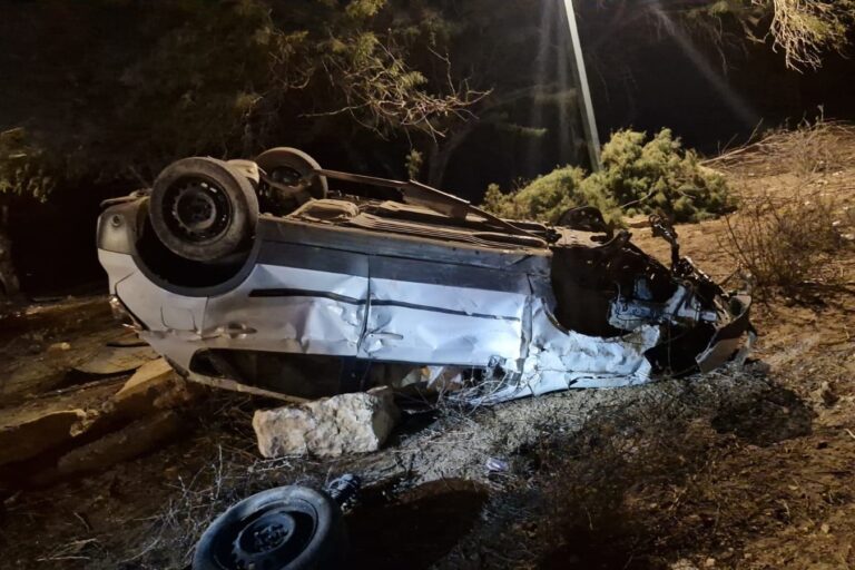 זירת התהפכות הרכב בצומת ירוחם (צילום: תיעוד מבצעי מד"א)