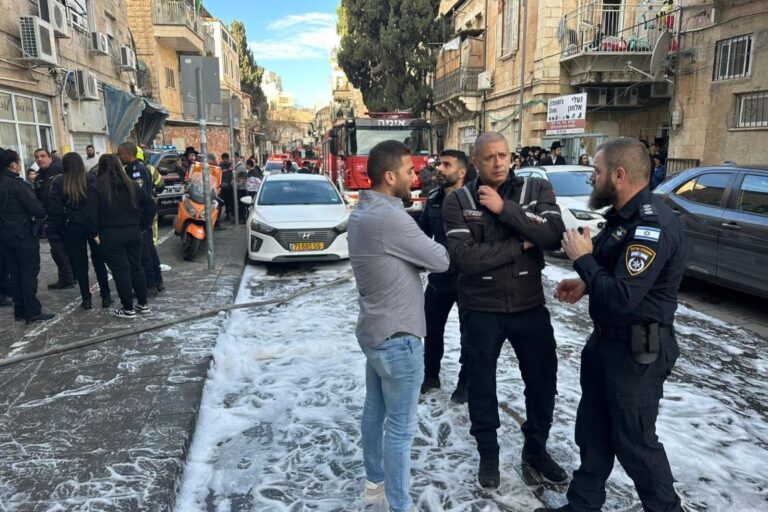 כוחות ההצלה סמוך למוקד השריפה בפנימייה בירושלים (צילום: תיעוד מבצעי מד"א)