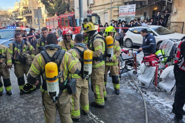 כוחות כיבוי והצלה סמוך למוקד השריפה בפנימייה בירושלים (צילום: כב"א)