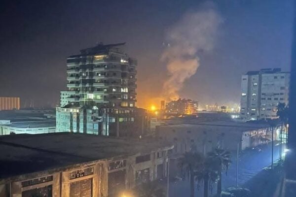 עשן מנמל לטקיה בסוריה לאחר אחת מתקיפות צה״ל באזור (צילום: רשתות חברתיות)