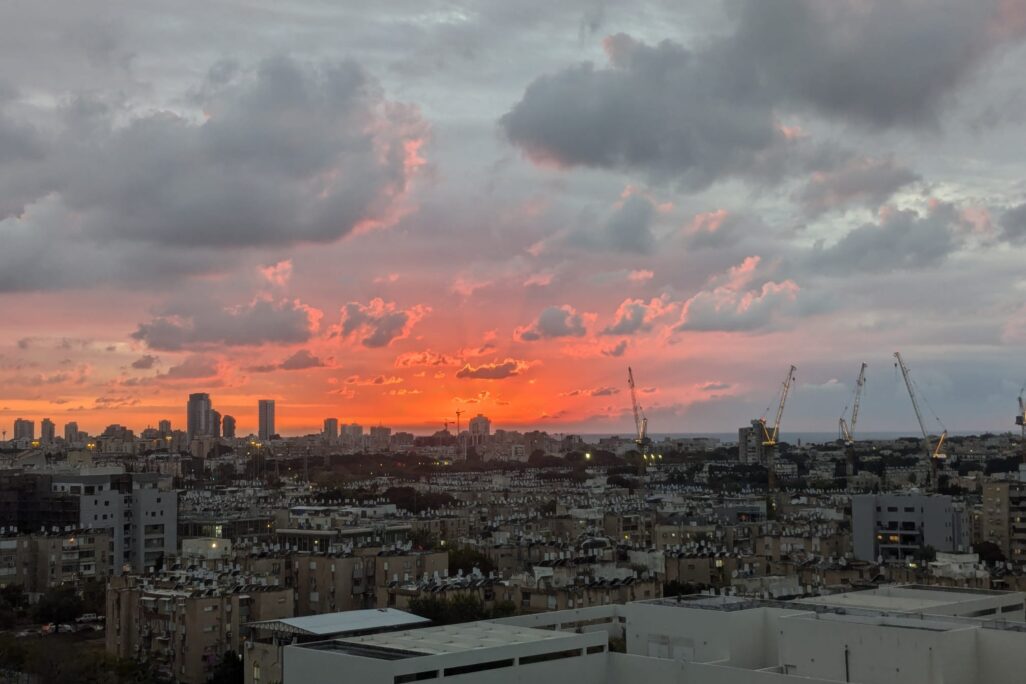 שקיעה חורפית בתל אביב (צילום: קרן שמש) שקיעה חורפית בתל אביב (צילום: קרן שמש)