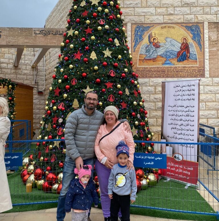 משפחה תחת עץ חג מולד בנצרת (צילום: יעל אלנתן)