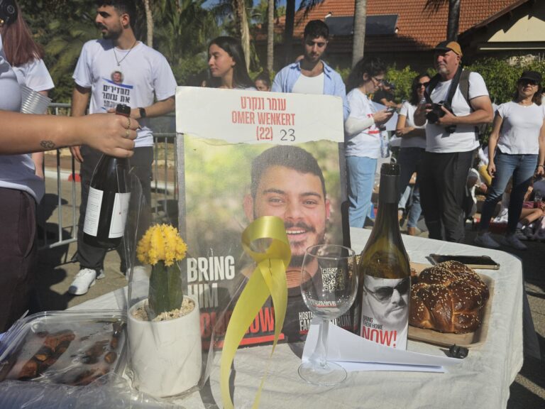 תמונתו של עומר ונקרט בקבלת השבת מול ביתו של השר ישראל כ"ץ (צילום: מאיה רונן)