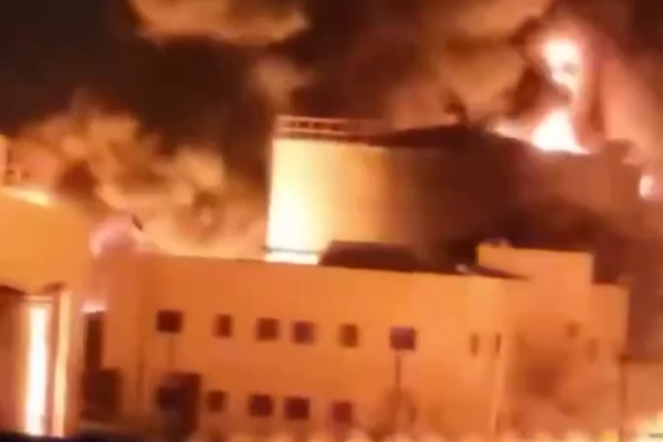 תחנת הכוח בדרום צנעא לאחר תקיפת צה"ל (צילום: מרשתות חברתיות, על פי סעיף 27א לחוק זכויות יוצרים)