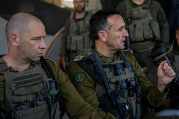 הרמטכ"ל, רא"ל הרצי הלוי, ומפקד פיקוד הדרום אלוף ירון פינקלמן בהערכת מצב ברפיח (צילום: דובר צה״ל)
