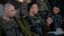 הרמטכ"ל, רא"ל הרצי הלוי, ומפקד פיקוד הדרום אלוף ירון פינקלמן בהערכת מצב ברפיח (צילום: דובר צה״ל)