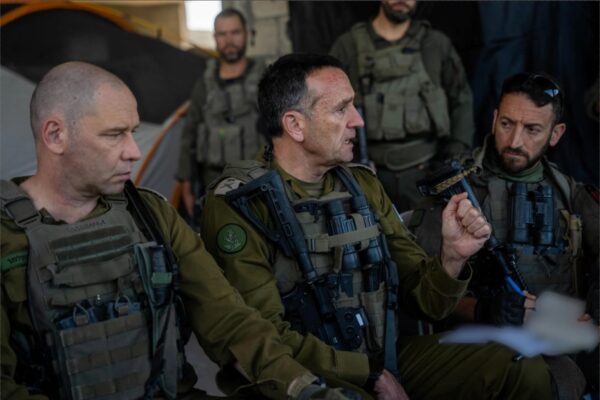 הרמטכ"ל, רא"ל הרצי הלוי, ומפקד פיקוד הדרום אלוף ירון פינקלמן בהערכת מצב ברפיח (צילום: דובר צה״ל)