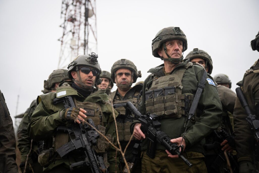 הרמטכ"ל הרצי הלוי (מימין) בהערכת מצב בדרום לבנון (צילום: דובר צה"ל) הרמטכ"ל הרצי הלוי (מימין) בהערכת מצב בדרום לבנון (צילום: דובר צה"ל)