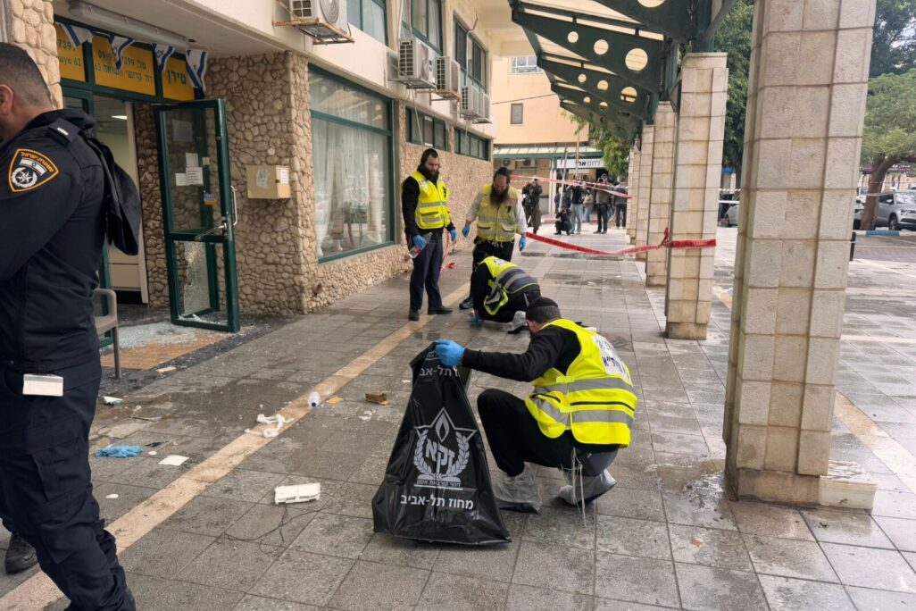 מתנדבי זק"א בזירת הפיגוע בהרצליה (צילום: זק"א)