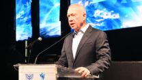 שר הבטחון לשעבר יואב גלנט נואם בכנס עובדי המדינה. צילום: קובי קואנקס