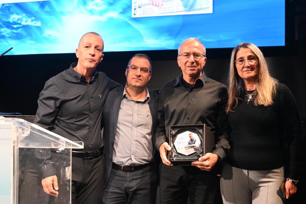 הענקת מגן להוריו של יובל קסטלמן בכנס עובדי המדינה. (צילום: קובי קואנקס)