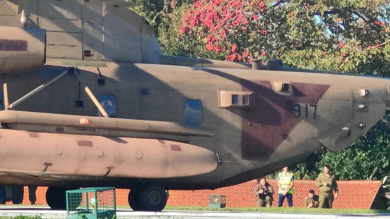 המסוק בו הובאו השבות לבית החולים בילינסון. בחלון המטוס: לירי אלבג מסמנת לב בידיה (צילום: סוניה גרשפט)